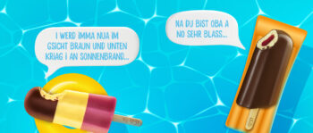 Zwei Eis liegen auf Luftmatratzen im Pool