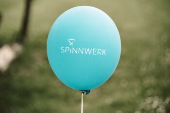 türkiser SPiNNWERK Ballon