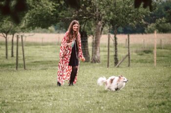 SPiNNWERKerin mit Hund auf der Wiese