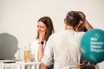 SPiNNWERKer:innen im Gespräch in der Sonne