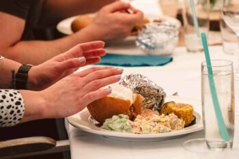 Teller mit Schmankerln vom Buffet