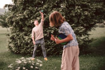 Vater und Sohn spielen auf der Wiese