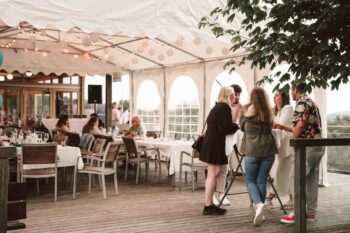 Personen auf Terrasse im Gespräch