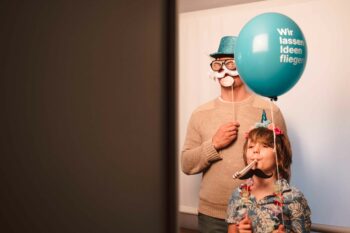 Vater und Sohn posieren vor der Fotobox