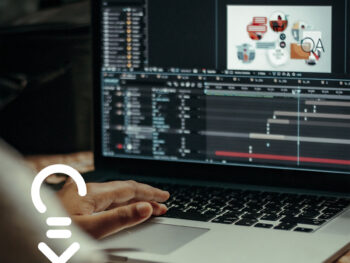 jemand arbeitet in einem Videoprogramm am Laptop