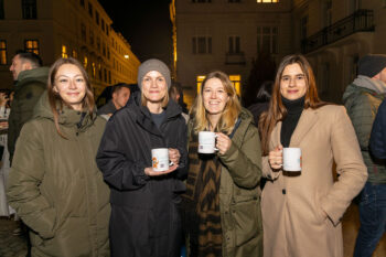 Verena, Lena und Nina mit einer Kundin