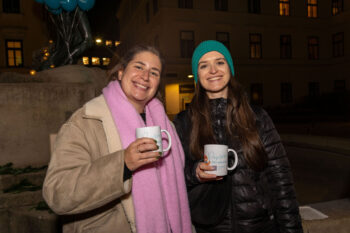 Melanie und Jessica in Winterjacken mit ihren Punschheferln