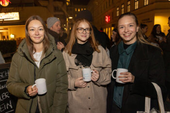 Verena und Nathalie mit einer Kundin