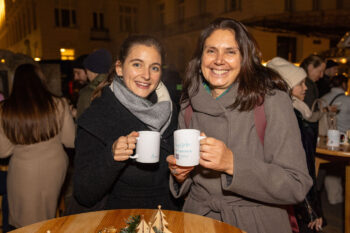 Zwei Kundinnen stehen am Stehtisch