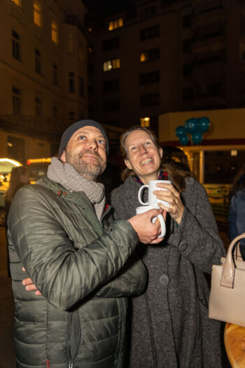 Markus und eine Kundin trinken Punsch