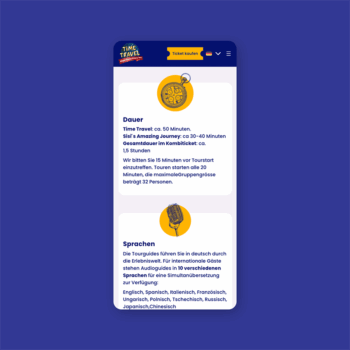 Auf einem mobilen Bildschirm werden Einzelheiten zur Time Travel-Tour angezeigt – Dauer, Ticketinformationen, verfügbare Sprachen und Einhaltung des Barrierefreiheitsgesetzes – mit Abbildungen einer goldenen Uhr und eines Megafons vor blauem Hintergrund.