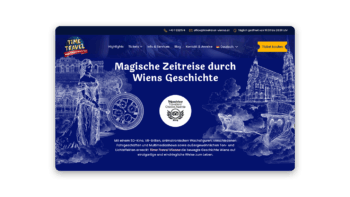 Screenshot einer Website für Time Travel Vienna mit blauem Hintergrund, weißen historischen Skizzen, einer Frau mit einem Rad, Wiener Wahrzeichen und einem deutschen Text über eine magische Zeitreise – jetzt konform mit dem Barrierefreiheitsgesetz.
