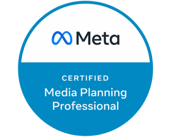 Ein rundes Abzeichen mit dem Meta-Logo und Text: Meta Certified Media Planning Professional auf blauem und weißem Hintergrund - ein idealer Ausweis für jede Digital Marketing Agentur oder Digitalagentur.