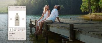 Ein lächelndes Paar in Sommerkleidung sitzt auf einem Holzsteg an einem See, im Hintergrund ein Wald. Auf der linken Seite zeigt eine Guardi-Produktseite eine Flasche mit der Aufschrift 