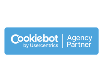 Blaues, rechteckiges Abzeichen mit wei&szlig;em Text, der Cookiebot by Usercentrics | Agency Partner auf hellgrauem Hintergrund lautet.